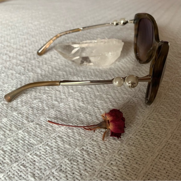 CHANEL Sunglasses Pearls & CC Logo - Picture 10 of 16